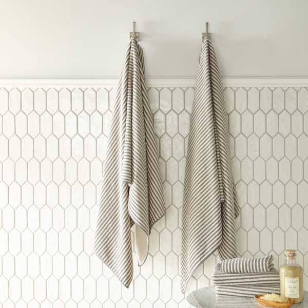 0ab759e475d946669e339a99e2a4bb2a397e5310.jpg Norwex Bath Towel - graphite/vanilla stripes