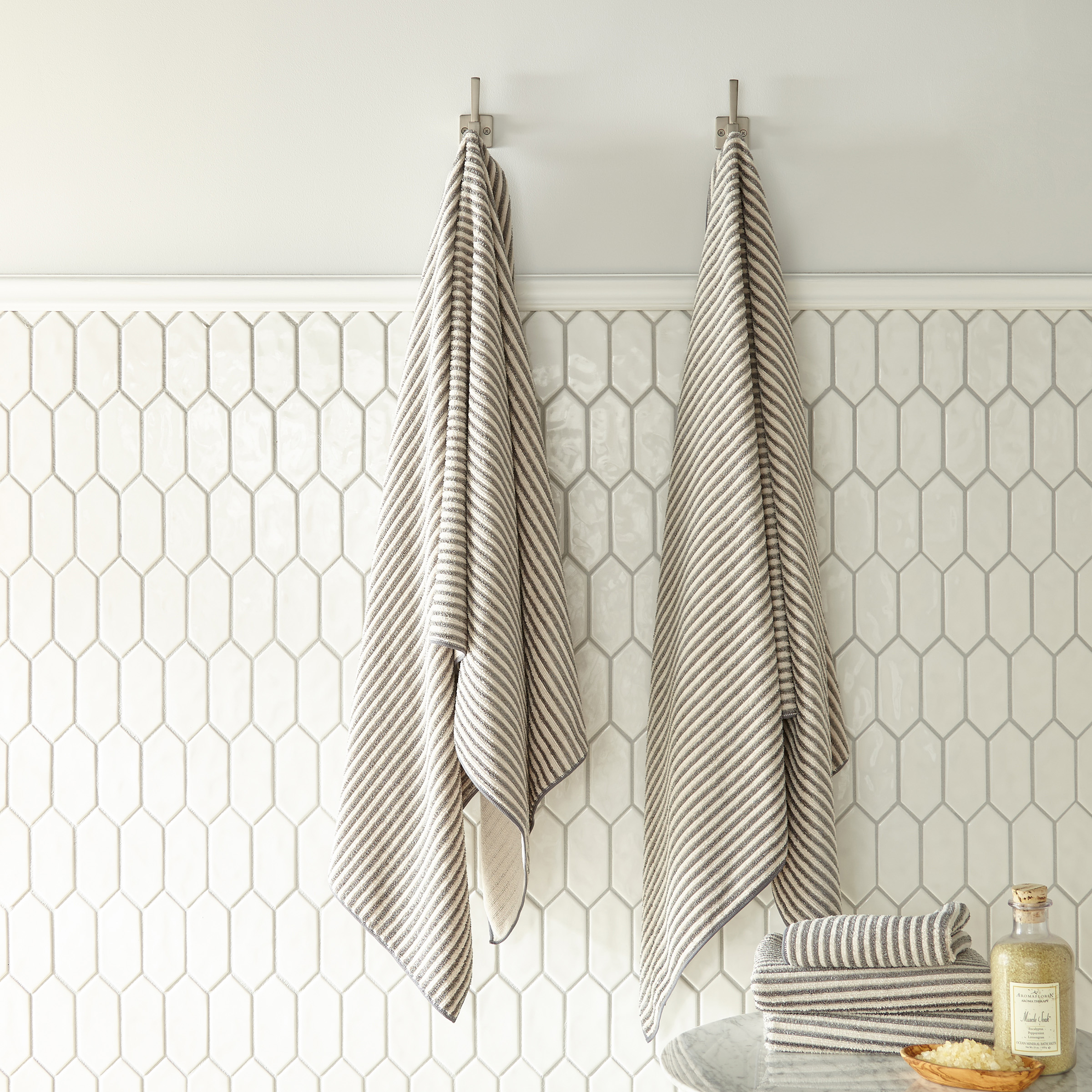 0ab759e475d946669e339a99e2a4bb2a397e5310.jpg Norwex Bath Towel - graphite/vanilla stripes