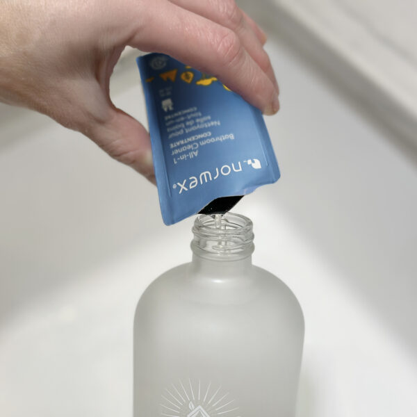 0e37b5315d6b67e8d89007786407112225fd9599.jpg Norwex All-in-1 Bathroom Cleaner Concentrate (box of 3 packets)