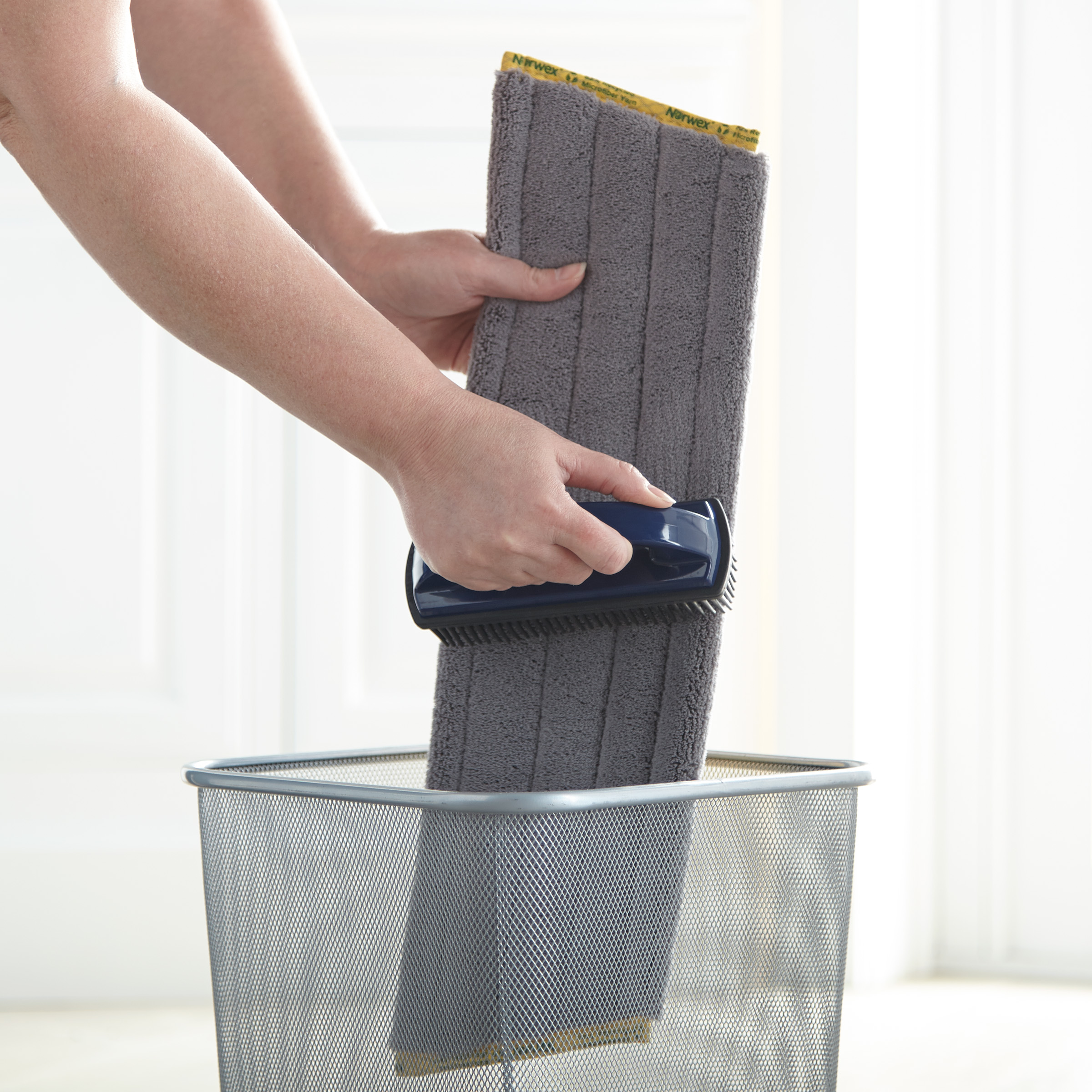 6d11b7dc5fa41358d2457889a36b69b23a180319.jpg Norwex Superior Mop Starter System with Rubber Brush - blue/green