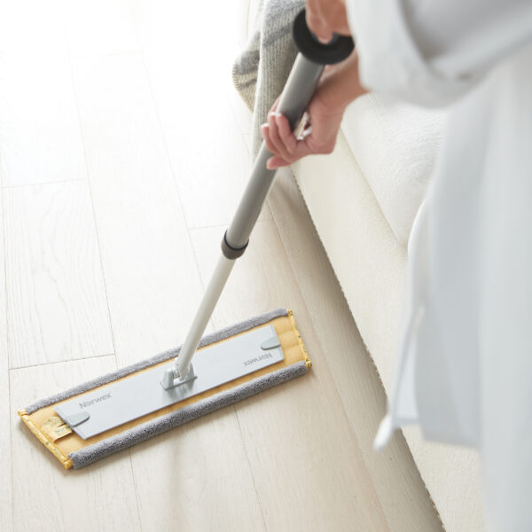 a0ef4d1258cc067e79b3ddd66bcd1010ef8b8b86.jpg Norwex Superior Mop Starter System - graphite/black
