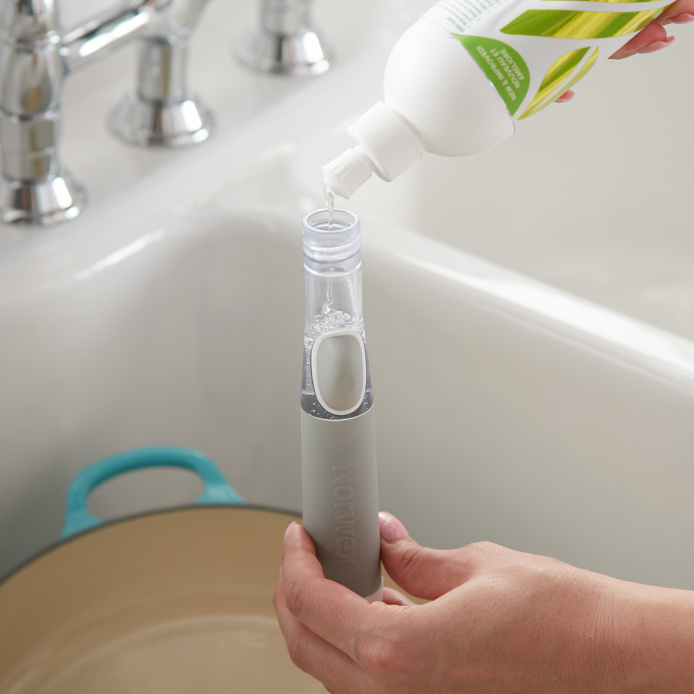 d51d7846bc3ddc757f1d2fb31f5d700bd0174622.jpg Norwex Soap-Dispensing Kitchen Scrub Brush